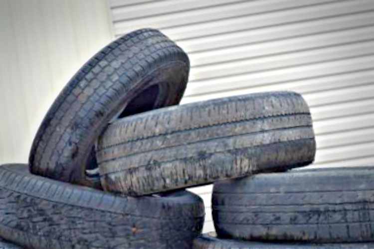 Neumaticos de coche desgastados por una mala presión Neumaticos de coche desgastados por una mala presión