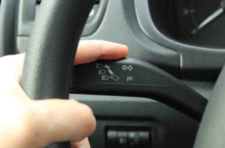 es obligatorio poner el intermitente cuando ...