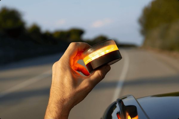 Baliza V16: qué vehículos deben llevarla, quiénes están exentos y qué sanciones prevé la DGT