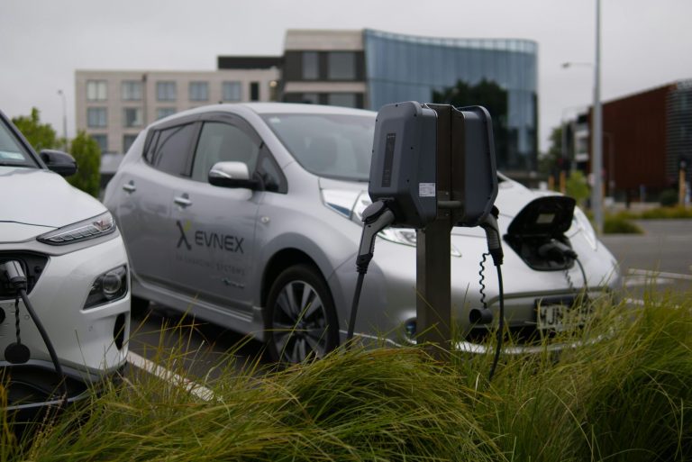 Reve lanza mapa de cargadores rápidos para coches eléctricos